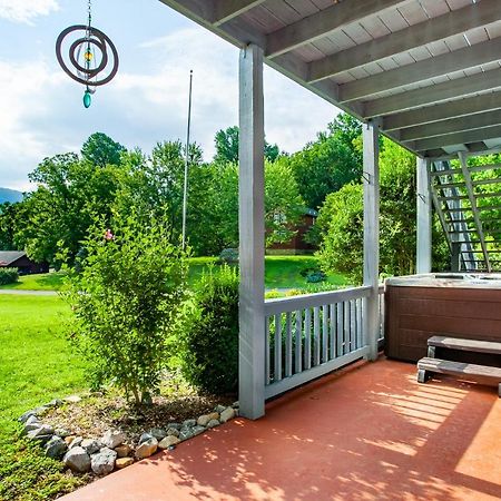 Ole Smoky Bnb - Game Room, Hot Tub, Mtn Views! Пиджен Фордж Екстериор снимка
